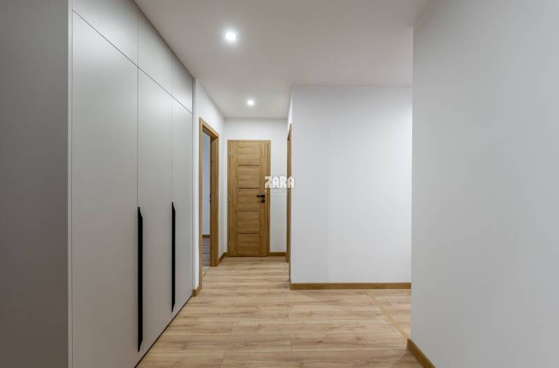 MICHALOVSKÁ:  moderný 3 izb. byt. REKONŠTRUKCIA, ZARIADENIE, LOGGIA. 