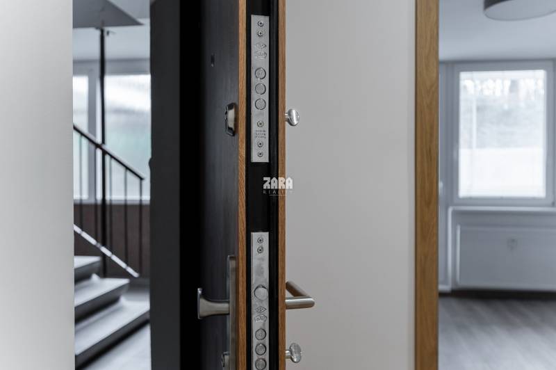 MICHALOVSKÁ:  moderný 3 izb. byt. REKONŠTRUKCIA, ZARIADENIE, LOGGIA. 