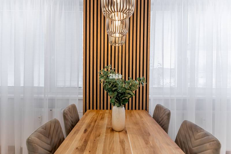 MICHALOVSKÁ:  moderný 3 izb. byt. REKONŠTRUKCIA, ZARIADENIE, LOGGIA. 