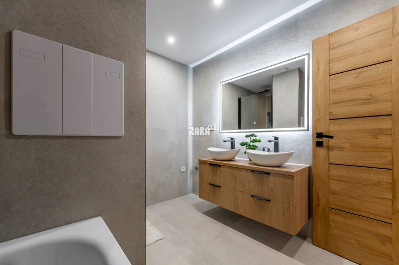 MICHALOVSKÁ:  moderný 3 izb. byt. REKONŠTRUKCIA, ZARIADENIE, LOGGIA. 