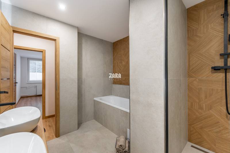 MICHALOVSKÁ:  moderný 3 izb. byt. REKONŠTRUKCIA, ZARIADENIE, LOGGIA. 