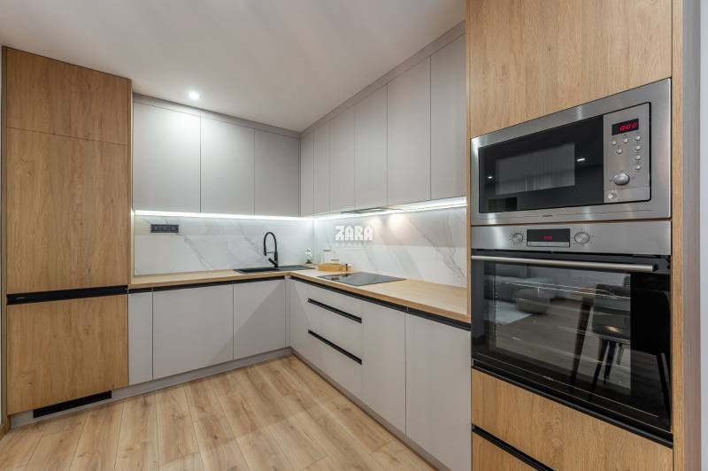 MICHALOVSKÁ:  moderný 3 izb. byt. REKONŠTRUKCIA, ZARIADENIE, LOGGIA. 