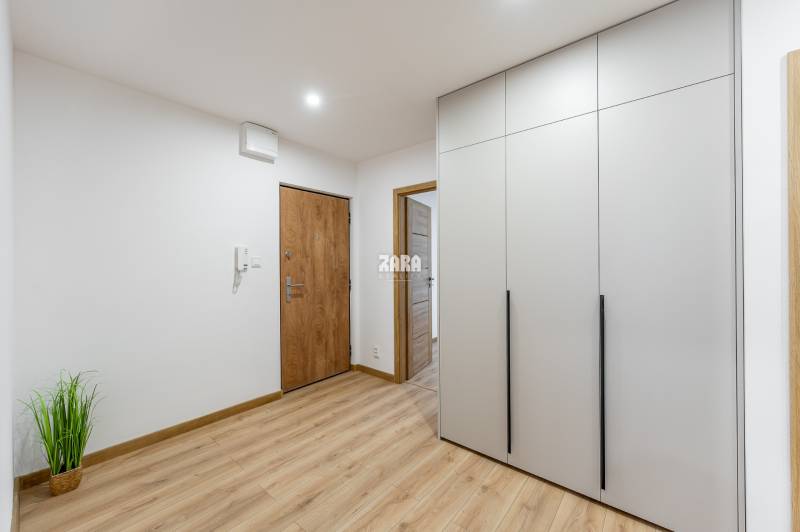 MICHALOVSKÁ:  moderný 3 izb. byt. REKONŠTRUKCIA, ZARIADENIE, LOGGIA. 