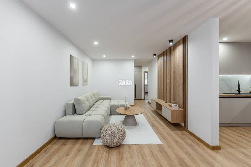 MICHALOVSKÁ:  moderný 3 izb. byt. REKONŠTRUKCIA, ZARIADENIE, LOGGIA. 