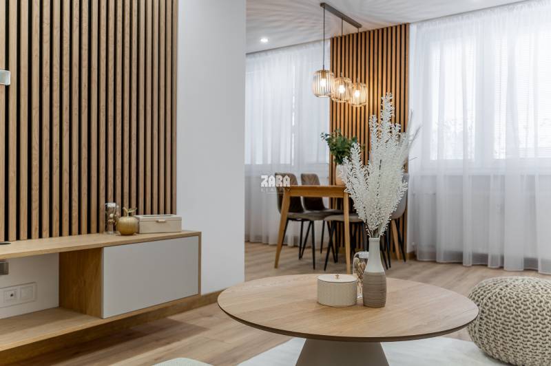 MICHALOVSKÁ:  moderný 3 izb. byt. REKONŠTRUKCIA, ZARIADENIE, LOGGIA. 