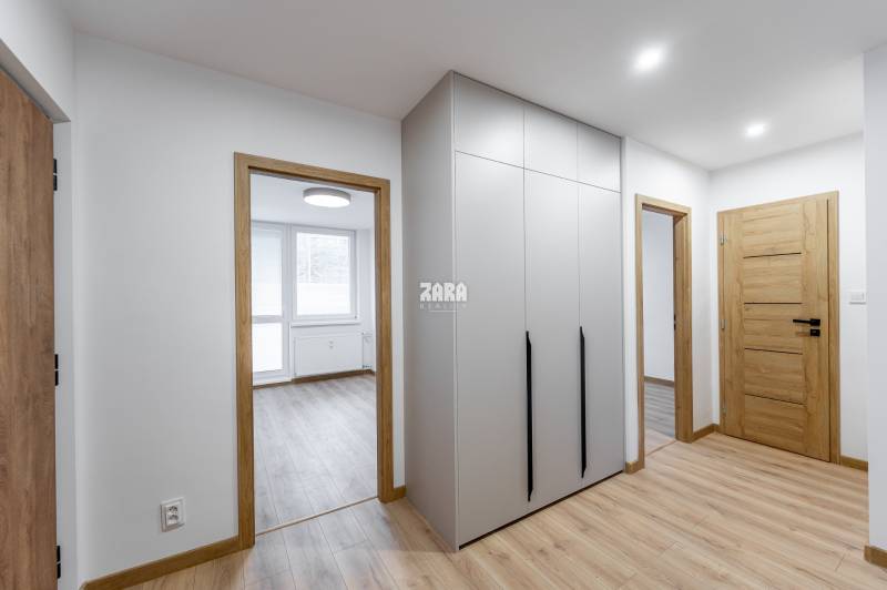 MICHALOVSKÁ:  moderný 3 izb. byt. REKONŠTRUKCIA, ZARIADENIE, LOGGIA. 