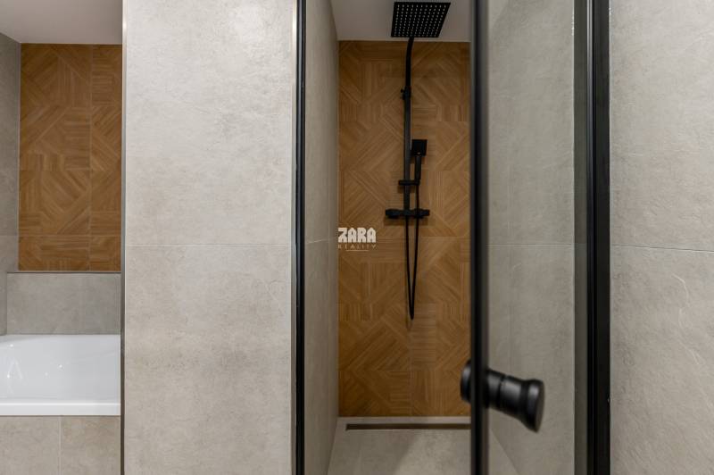 MICHALOVSKÁ:  moderný 3 izb. byt. REKONŠTRUKCIA, ZARIADENIE, LOGGIA. 