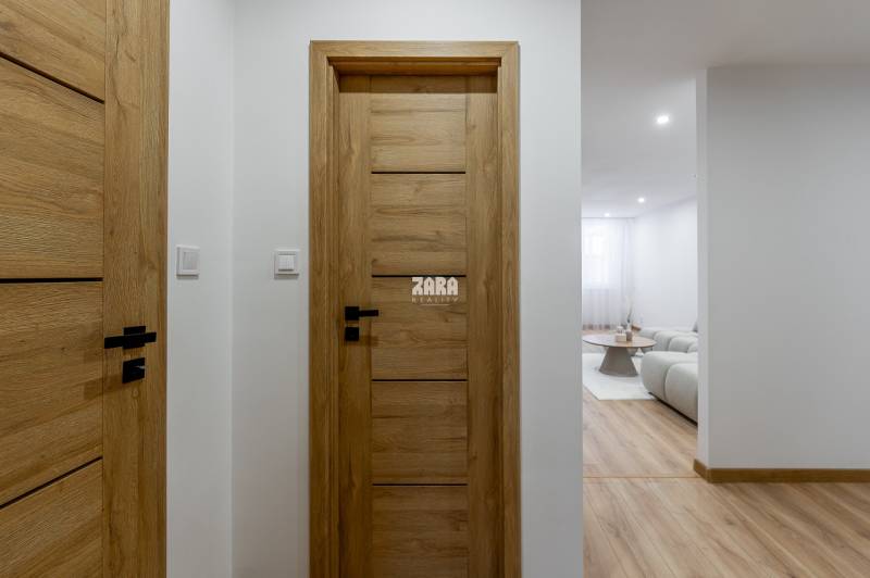 MICHALOVSKÁ:  moderný 3 izb. byt. REKONŠTRUKCIA, ZARIADENIE, LOGGIA. 