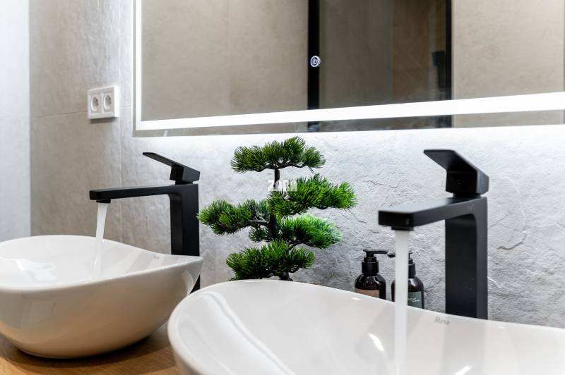 MICHALOVSKÁ:  moderný 3 izb. byt. REKONŠTRUKCIA, ZARIADENIE, LOGGIA. 