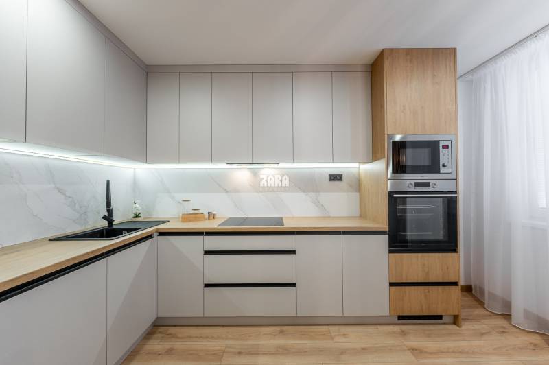 MICHALOVSKÁ:  moderný 3 izb. byt. REKONŠTRUKCIA, ZARIADENIE, LOGGIA. 