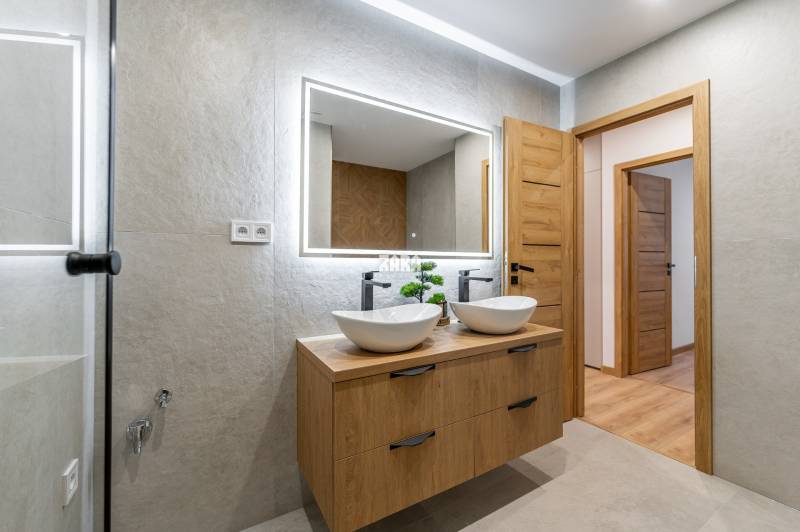 MICHALOVSKÁ:  moderný 3 izb. byt. REKONŠTRUKCIA, ZARIADENIE, LOGGIA. 