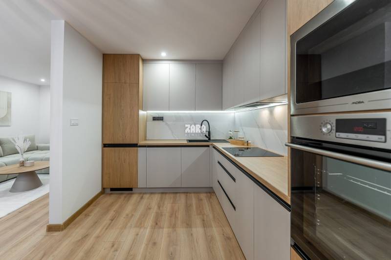 MICHALOVSKÁ:  moderný 3 izb. byt. REKONŠTRUKCIA, ZARIADENIE, LOGGIA. 