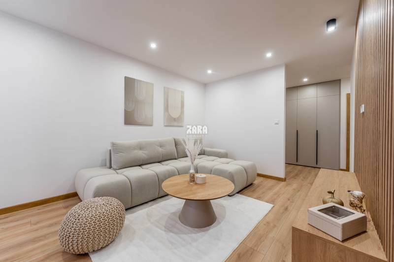 MICHALOVSKÁ:  moderný 3 izb. byt. REKONŠTRUKCIA, ZARIADENIE, LOGGIA. 