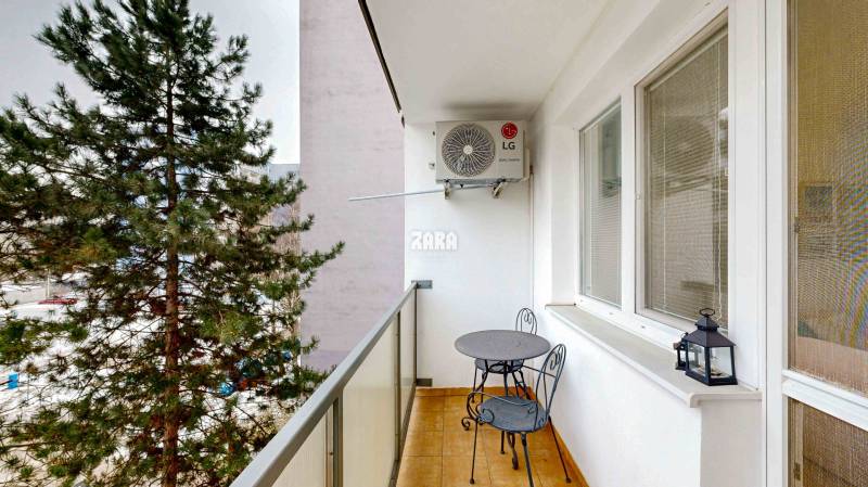 Trieda SNP -  veľmi pekný 2 izbový byt 52 m², 3 x LOGGIA (18 m²). KR