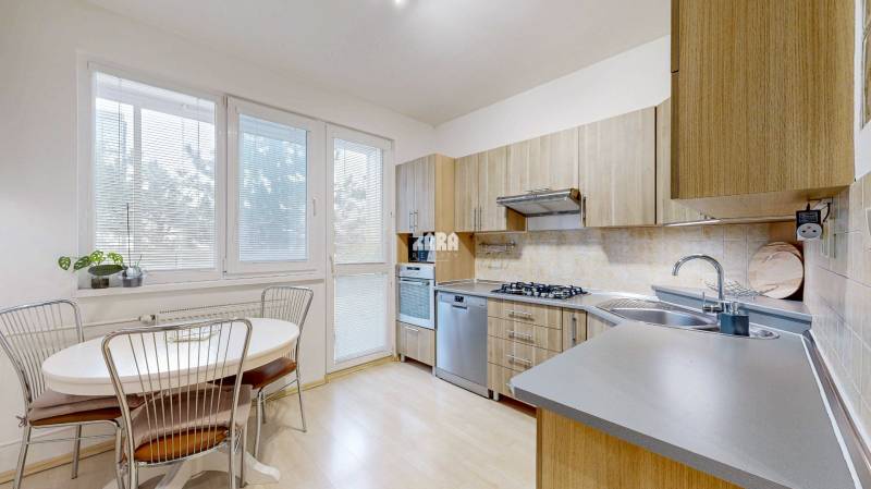 Trieda SNP -  veľmi pekný 2 izbový byt 52 m², 3 x LOGGIA (18 m²). KR