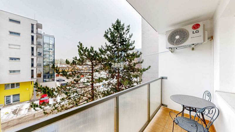 Trieda SNP -  veľmi pekný 2 izbový byt 52 m², 3 x LOGGIA (18 m²). KR