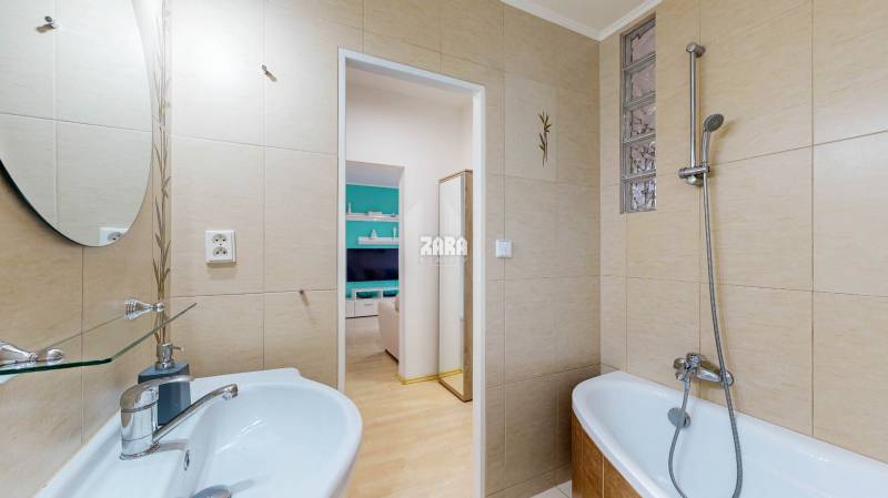 Trieda SNP -  veľmi pekný 2 izbový byt 52 m², 3 x LOGGIA (18 m²). KR