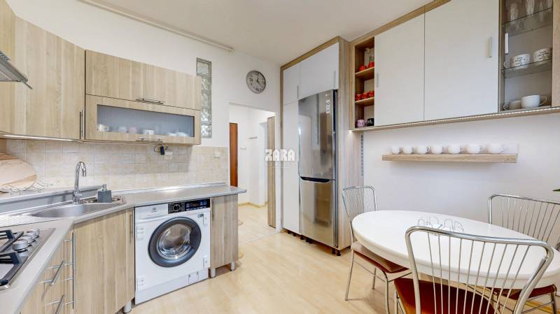 Trieda SNP -  veľmi pekný 2 izbový byt 52 m², 3 x LOGGIA (18 m²). KR