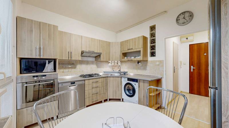 Trieda SNP -  veľmi pekný 2 izbový byt 52 m², 3 x LOGGIA (18 m²). KR