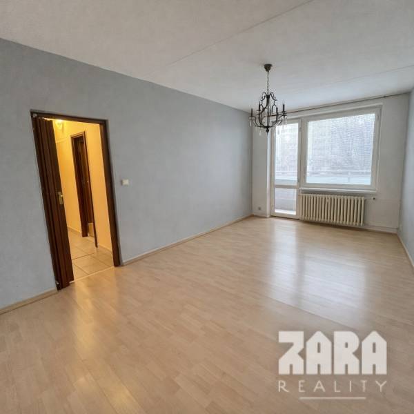 obývacia izba s výstupom na balkón