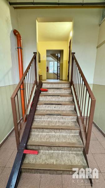 Schodisko s lyžinami