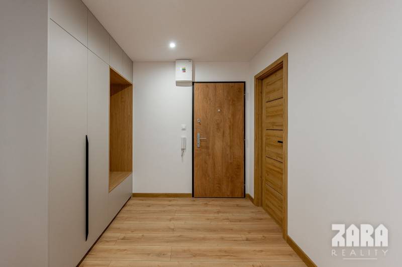 BUZULUCKÁ - NADČASOVÁ NOVINKA, 3.izb. byt 70 m2 + loggia so ZARIADENÍM