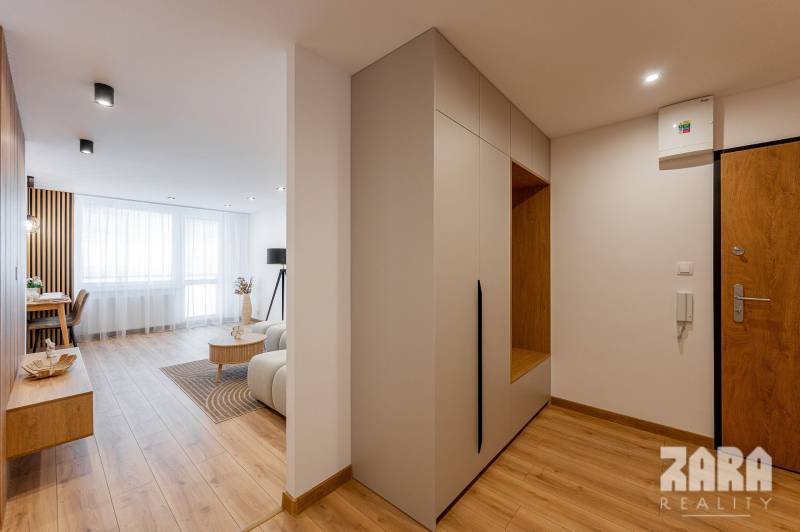 BUZULUCKÁ - NADČASOVÁ NOVINKA, 3.izb. byt 70 m2 + loggia so ZARIADENÍM