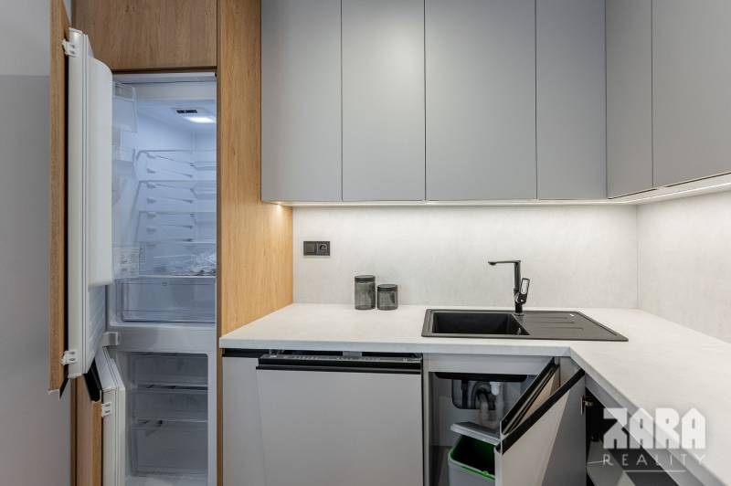 BUZULUCKÁ - NADČASOVÁ NOVINKA, 3.izb. byt 70 m2 + loggia so ZARIADENÍM