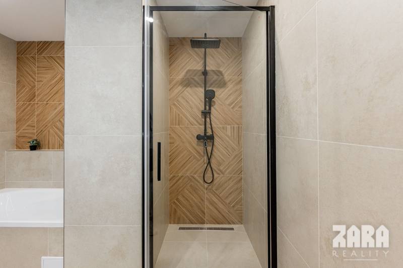 BUZULUCKÁ - NADČASOVÁ NOVINKA, 3.izb. byt 70 m2 + loggia so ZARIADENÍM