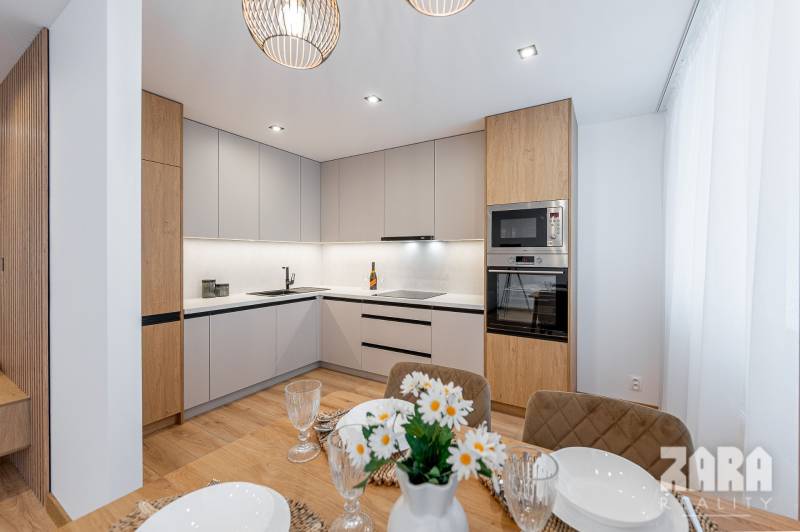 BUZULUCKÁ - NADČASOVÁ NOVINKA, 3.izb. byt 70 m2 + loggia so ZARIADENÍM