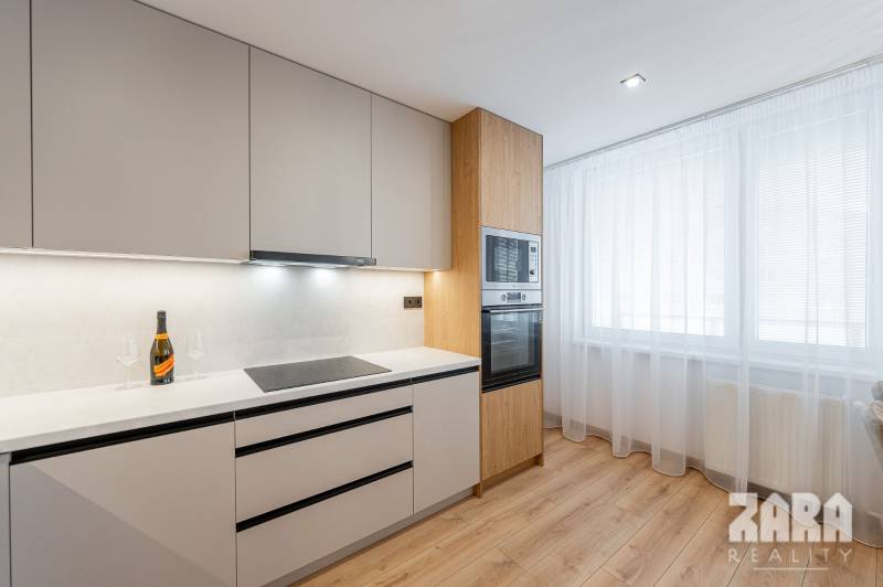 BUZULUCKÁ - NADČASOVÁ NOVINKA, 3.izb. byt 70 m2 + loggia so ZARIADENÍM