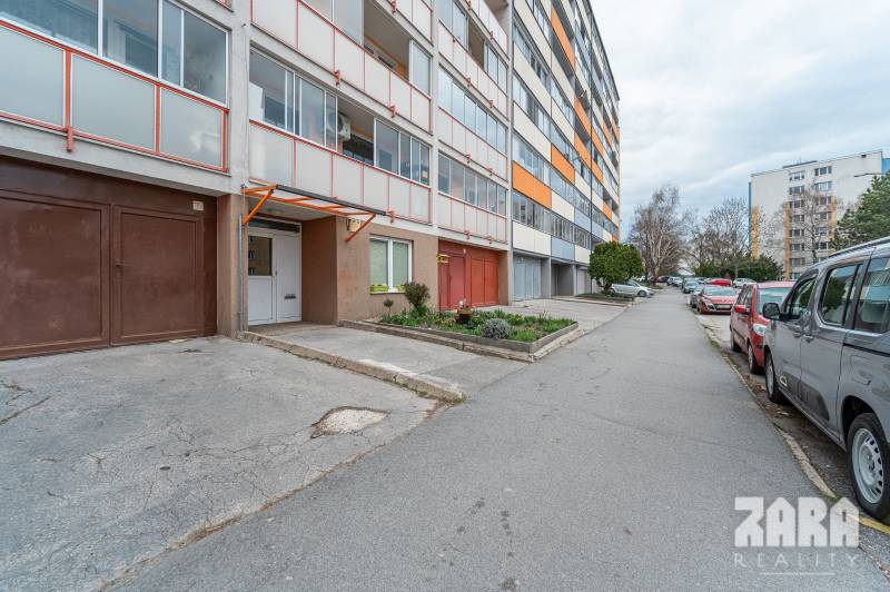 BUZULUCKÁ - NADČASOVÁ NOVINKA, 3.izb. byt 70 m2 + loggia so ZARIADENÍM