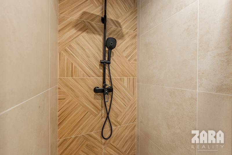 BUZULUCKÁ - NADČASOVÁ NOVINKA, 3.izb. byt 70 m2 + loggia so ZARIADENÍM