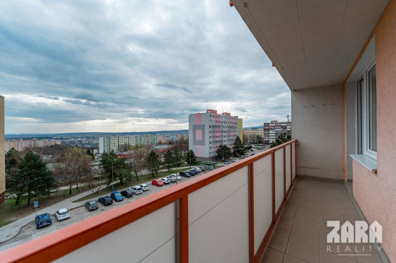 BUZULUCKÁ - NADČASOVÁ NOVINKA, 3.izb. byt 70 m2 + loggia so ZARIADENÍM