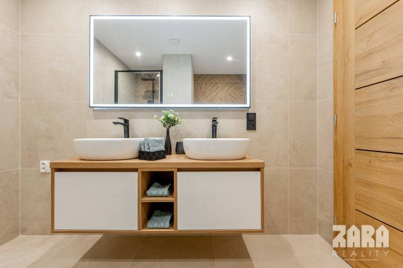 BUZULUCKÁ - NADČASOVÁ NOVINKA, 3.izb. byt 70 m2 + loggia so ZARIADENÍM