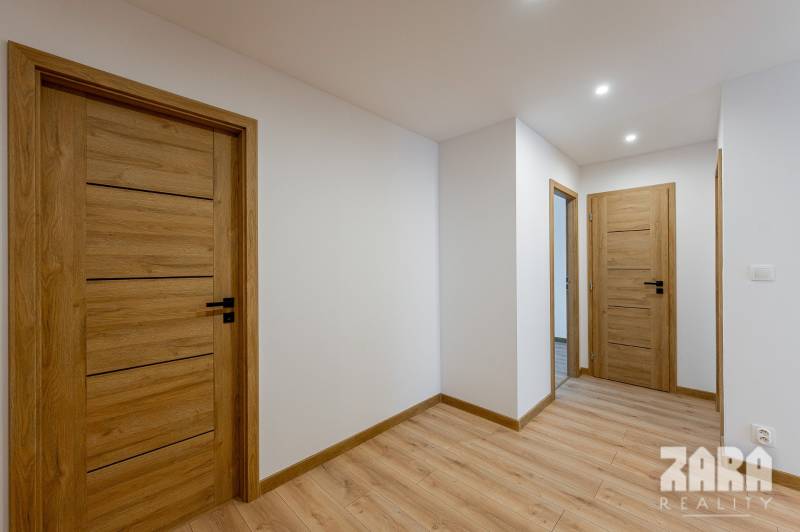 BUZULUCKÁ - NADČASOVÁ NOVINKA, 3.izb. byt 70 m2 + loggia so ZARIADENÍM