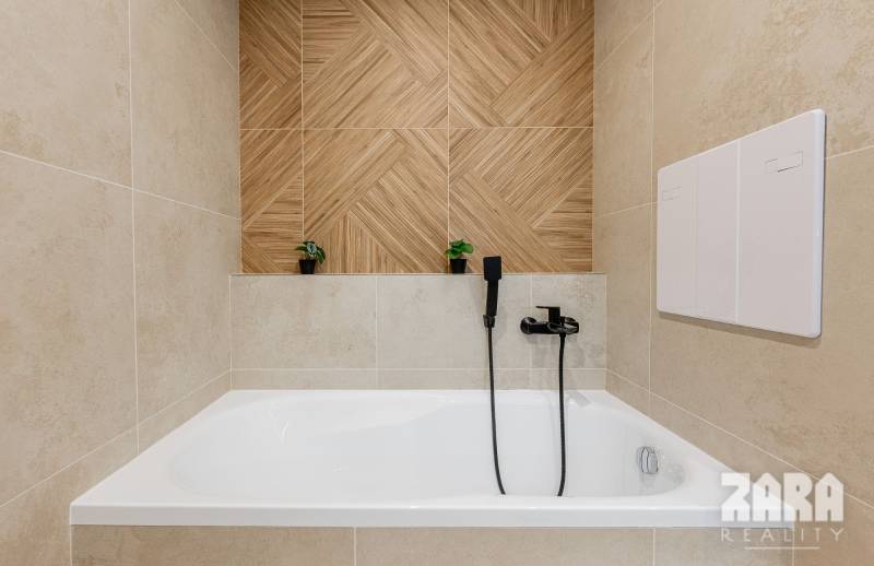 BUZULUCKÁ - NADČASOVÁ NOVINKA, 3.izb. byt 70 m2 + loggia so ZARIADENÍM