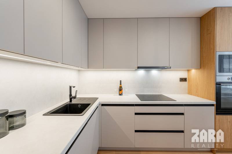 BUZULUCKÁ - NADČASOVÁ NOVINKA, 3.izb. byt 70 m2 + loggia so ZARIADENÍM