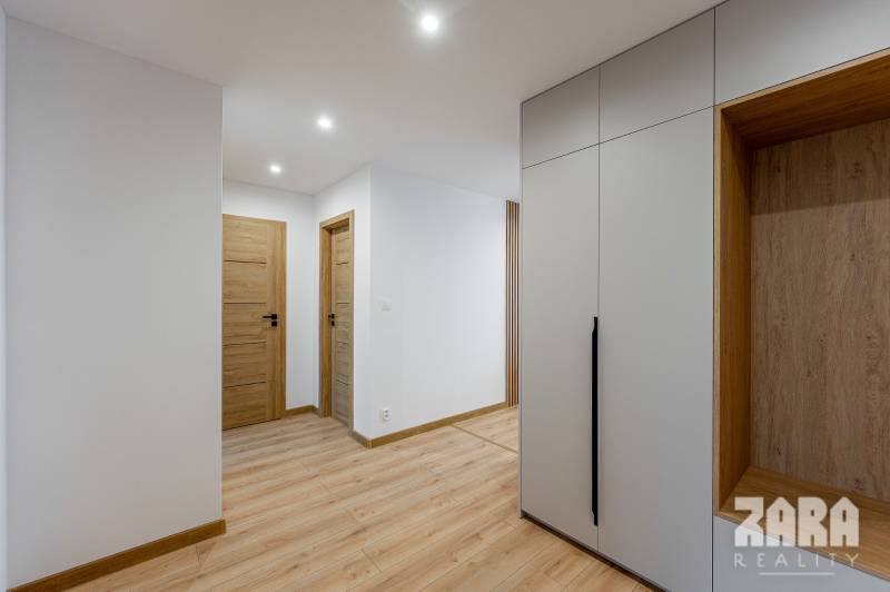 BUZULUCKÁ - NADČASOVÁ NOVINKA, 3.izb. byt 70 m2 + loggia so ZARIADENÍM