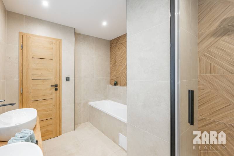 BUZULUCKÁ - NADČASOVÁ NOVINKA, 3.izb. byt 70 m2 + loggia so ZARIADENÍM