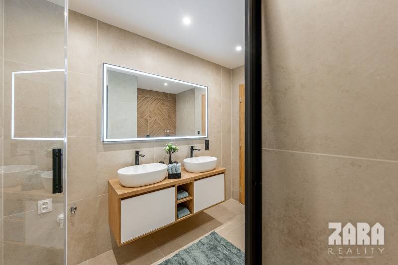 BUZULUCKÁ - NADČASOVÁ NOVINKA, 3.izb. byt 70 m2 + loggia so ZARIADENÍM