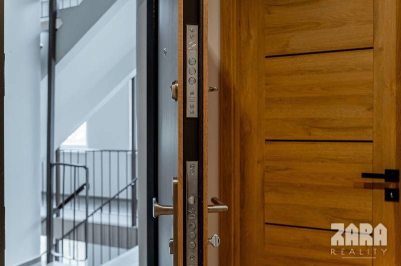 BUZULUCKÁ - NADČASOVÁ NOVINKA, 3.izb. byt 70 m2 + loggia so ZARIADENÍM