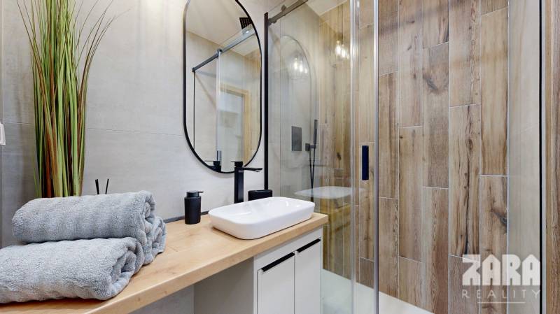 KVP - HEMERKOVA, MODERNÝ, ZARIADENÝ ŠTÝLOVÝ 1,5 izb. byt + loggia.