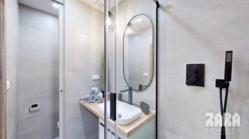 KVP - HEMERKOVA, MODERNÝ, ZARIADENÝ ŠTÝLOVÝ 1,5 izb. byt + loggia.