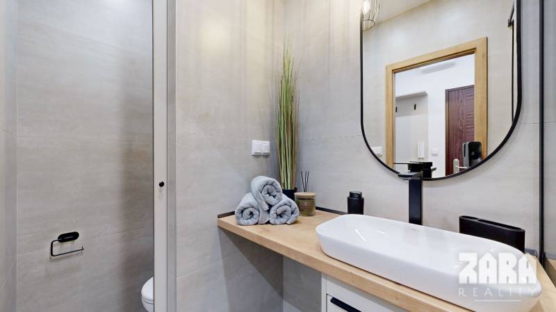 KVP - HEMERKOVA, MODERNÝ, ZARIADENÝ ŠTÝLOVÝ 1,5 izb. byt + loggia.