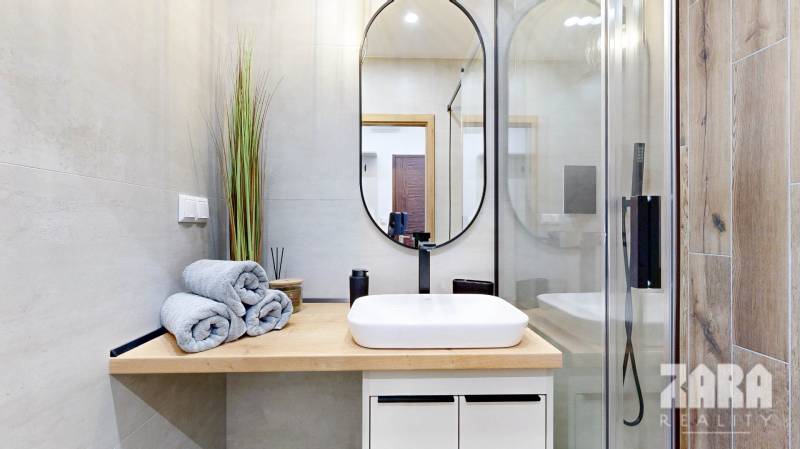 KVP - HEMERKOVA, MODERNÝ, ZARIADENÝ ŠTÝLOVÝ 1,5 izb. byt + loggia.