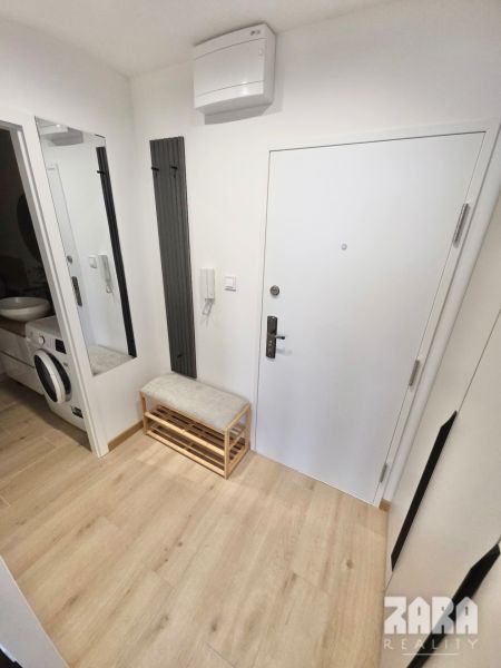 ADLEROVA- Veľmi pekný 2 izb. byt po KR. 43 m2 + loggia. Nová KR.