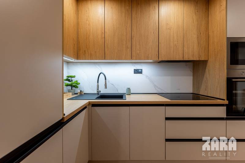 ADLEROVA- Veľmi pekný 2 izb. byt po KR. 43 m2 + loggia. Nová KR.