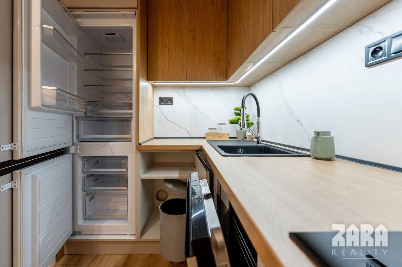 ADLEROVA- Veľmi pekný 2 izb. byt po KR. 43 m2 + loggia. Nová KR.