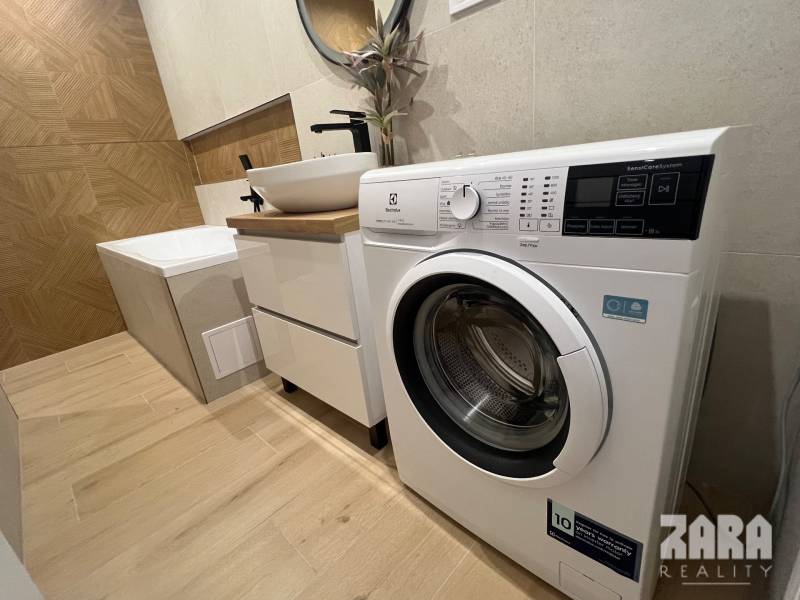 ADLEROVA- Veľmi pekný 2 izb. byt po KR. 43 m2 + loggia. Nová KR.